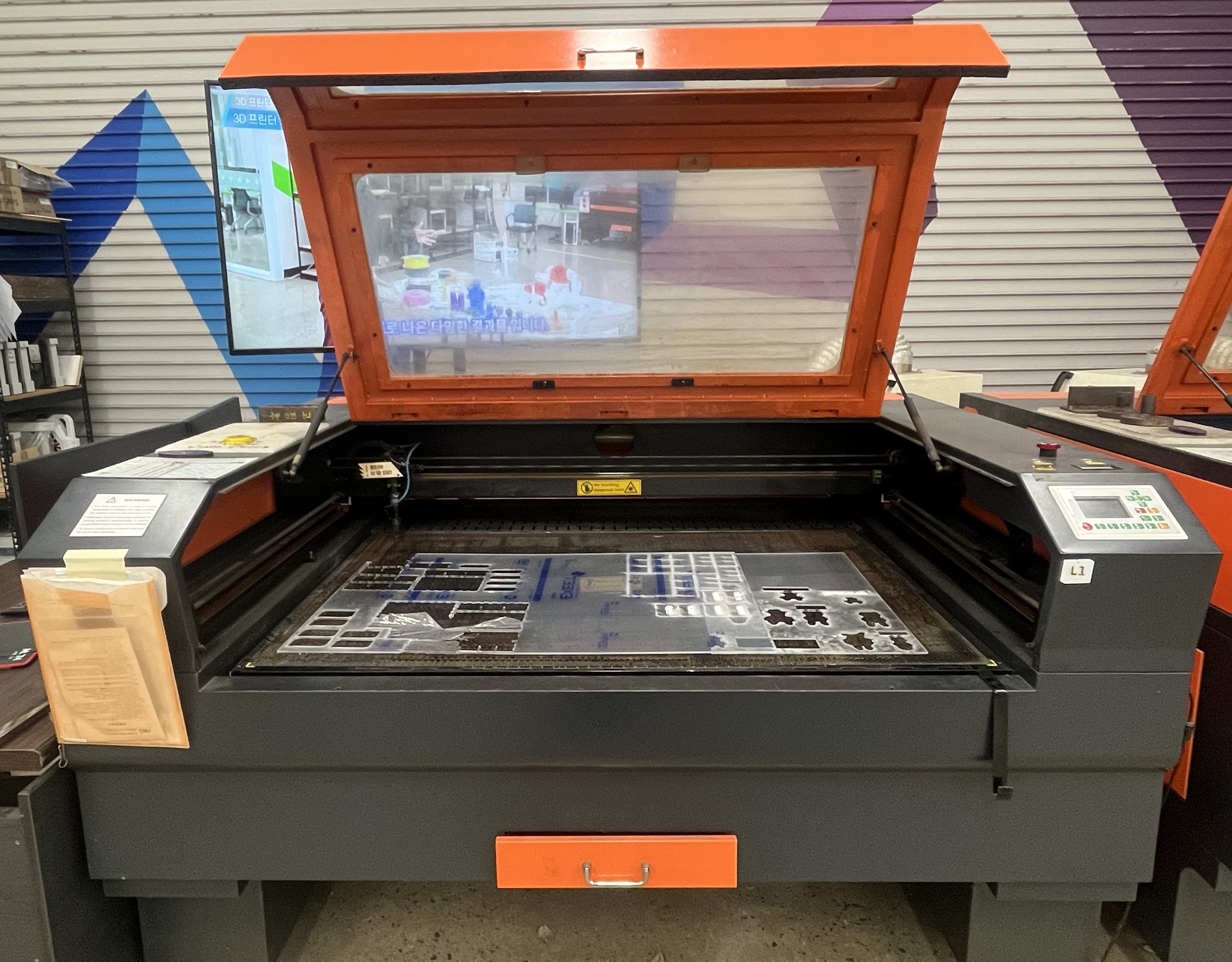 레이저 컷팅기.jpg
